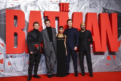 De izquierda a derecha, Andy Serkis, Robert Pattinson, Zoe Kravitz, Paul Dano y Jeffrey Wright posan al llegar a la premiere de "The Batman" en Londres, el miércoles 23 de febrero de 2022. (Foto por Joel C Ryan/Invision/AP)
