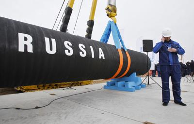 Archivo - Un obrero ruso habla por celular durante una ceremonia que marcó el inicio de la construcción del gasoducto Nord Stream en la bahía de Portovaya, el 9 de abril de 2010 a unos 170 km (106 millas) al noroeste de San Petersburgo, Rusia. (AP Foto/Dmitry Lovetsky, Archivo)