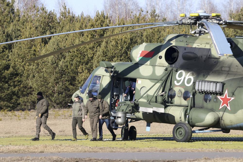 La delegación ucraniana deja un helicóptero militar bielorruso al aterrizar en la región de Gomel, Bielorrusia, el lunes 28 de febrero de 2022. Las delegaciones rusa y ucraniana se reunieron el lunes para sus primeras conversaciones.  La reunión se lleva a cabo en la región de Gomel, a orillas del río Pripyat.  (Sergei Kholodilin/BelTA Pool Photo vía AP)