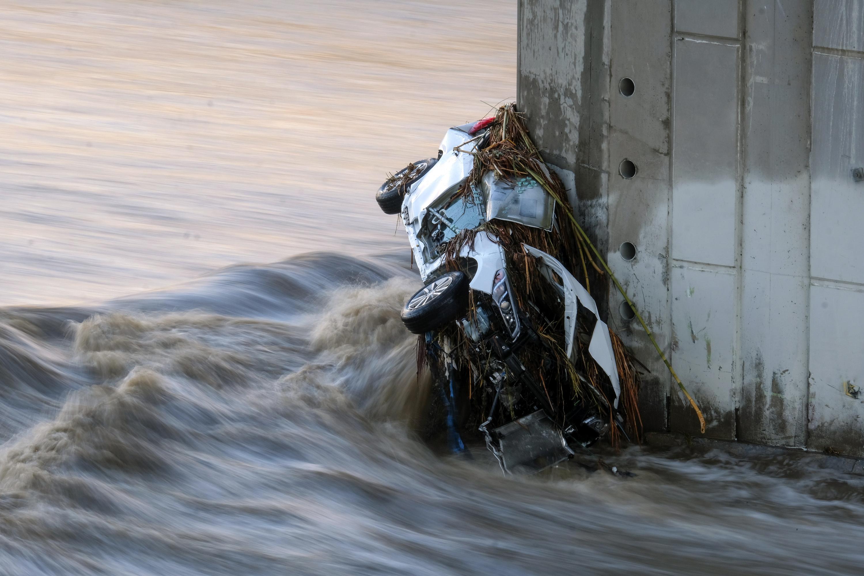 Powerful storm drenches Southern California with heavy rain AP News