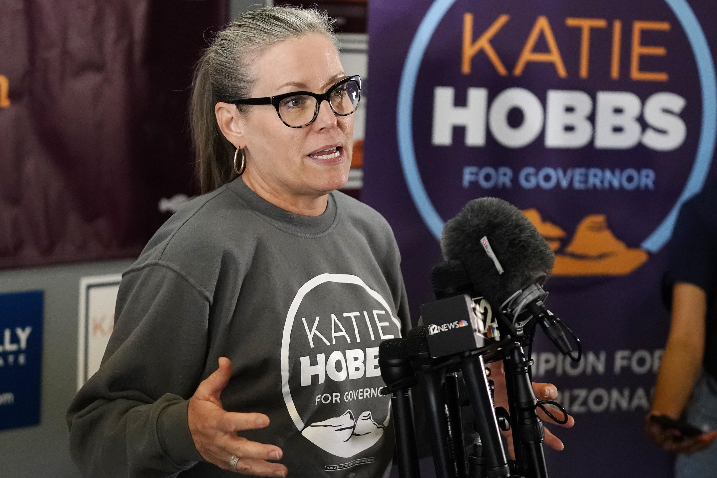 Dem crata katie hobbs gana gubernatura de arizona ap news