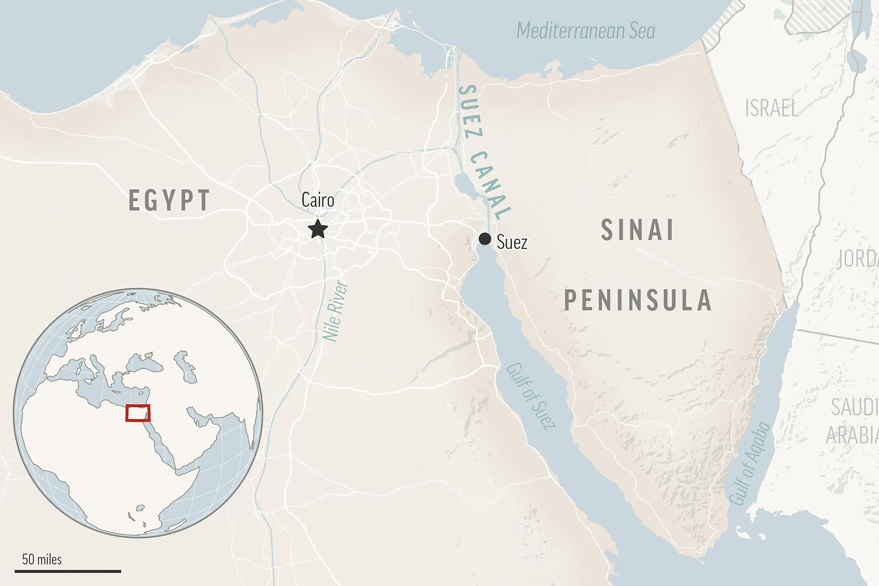Funcionarios: Un barco anclado reflotado en el Canal de Suez egipcio
