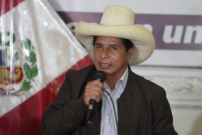 El candidato presidencial Pedro Castillo da una conferencia de prensa en la sede de su campaña en Lima, Perú, el martes 15 de junio de 2021. (AP Foto/Martín Mejía)