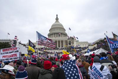 Partidarios del presidente Donald Trump protestan delante del Capitolio en Washington el 6 de enero del 2021. (AP Foto/Jose Luis Magana)
