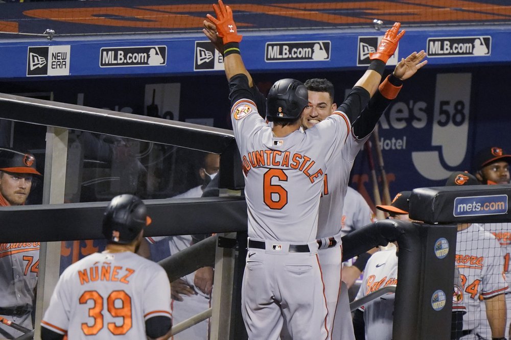 Ryan Mountcastle, de los Orioles de Baltimore, festeja con el cubano José Iglesias, luego de conectar un jonrón de dos carreras en el duelo del martes 8 de septiembre de 2020,