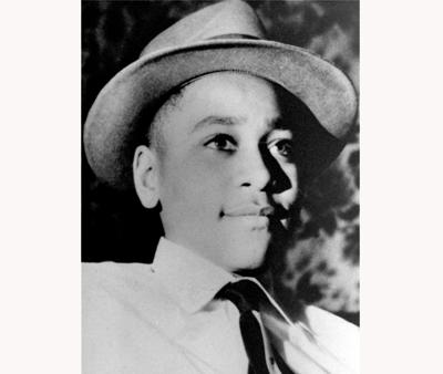 ARCHIVO - Esta foto sin fechar muestra a Emmett Louis Till, un adolescente negro de 14 años de Chicago que fue secuestrado, torturado y asesinado en 1955 por presuntamente haberle silbado a una mujer blanca en Mississippi. (AP Foto, archivo)