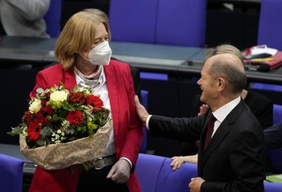 El candidato socialdemócrata a canciller Olaf Scholz felicita a la nueva presidenta del parlamento alemán, Baerbel Bas, en Berlín, el martes 26 de octubre de 2021 (Foto/Markus Schreiber).