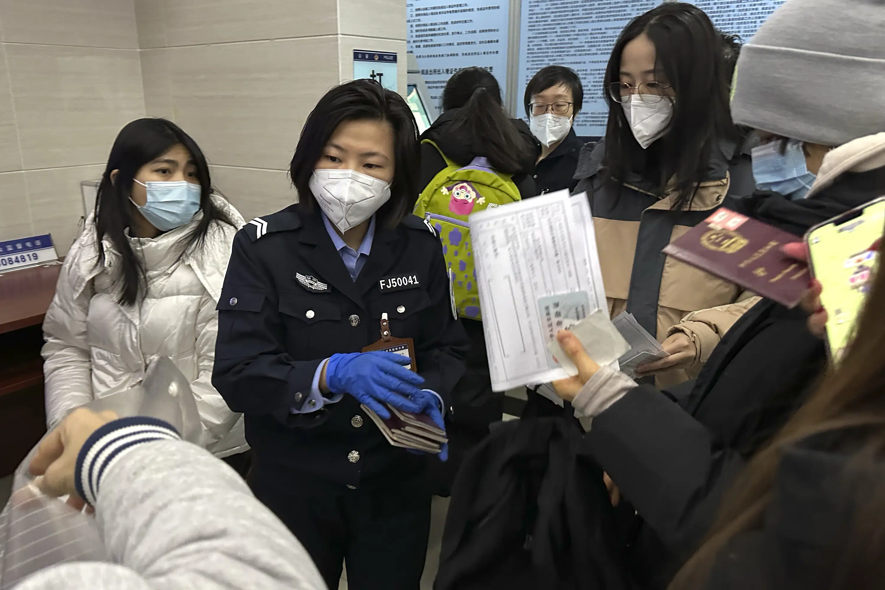 La Chine reprendra la délivrance de passeports et de visas alors que la lutte contre le virus se relâche