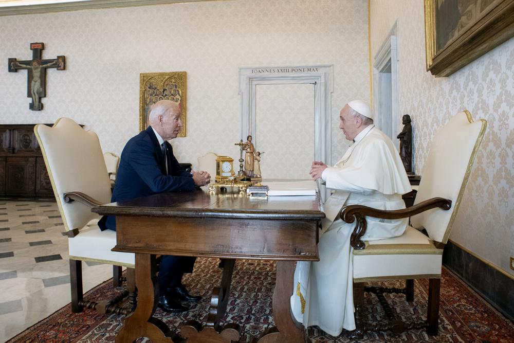 El presidente de los Estados Unidos, Joe Biden, a la izquierda, habla con el Papa Francisco cuando se reúnen en el Vaticano, el viernes 29 de octubre de 2021. El presidente Joe Biden se reunirá con el Papa Francisco el viernes en el Vaticano, donde se encuentran los dos católicos romanos más notables del mundo. plan para discutir la pandemia de COVID-19, el cambio climático y la pobreza. El presidente se enorgullece de su fe católica, utilizándola como guía moral para dar forma a muchas de sus políticas sociales y económicas. (Vatican Media vía AP)