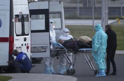 Personal médico traslada en camilla a un posible paciente de coronavirus en un hospital de Kommunarka, a las afueras de Moscú, Rusia, el lunes 11 de octubre de 2021. (AP Foto/Alexander Zemlianichenko)