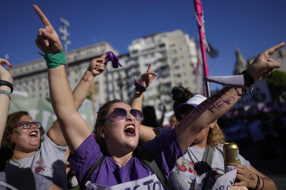 Mujeres marchan por el Día Internacional de la Mujer en Buenos Aires, Argentina, martes 8 de marzo de 2022. (AP Foto/Natacha Pisarenko)