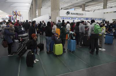 Cancelaciones y demoras aéreas por COVID llegan a México | AP News