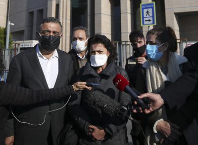 ARCHIVO - En imagen de archivo del viernes 5 de febrero de 2021, Ayse Bugra, centro, una profesora emérita de la Universidad Bogazici y esposa del filántropo y defensor de derechos humanos turco Osman Kavala, que se encuentra preso, habla con los medios afuera de una corte en Estambul, Turquía. (AP Foto/Emrah Gurel, archivo)