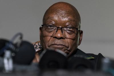 ARCHIVO - En esta fotografía de archivo del domingo 4 de julio de 2021, el expresidente Jacob Zuma hace declaraciones a la prensa en su casa en Nkandla, provincia de KwaZulu-Natal, en Sudáfrica. (AP Foto/Shiraaz Mohamed, archivo)