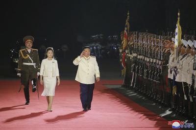 En esta imagen, proporcionada por el gobierno de Corea del Norte, el líder norcoreano, Kim Jong Un (centro), y su esposa, Ri Sol Ju, pasan revista a la guardia de honor durante un desfile militar por el 90 aniversario del ejército de Corea del Norte, en la plaza Kim Il Sung, en Pyongyang, Corea del Norte, el 25 de abril de 2022. (la Agencia Central de Noticias de Corea./Korea News Service vía AP)