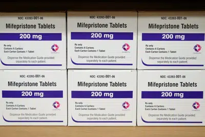 ARCHIVO - Cajas del medicamento abortivo Mifepristona permanencen en un anaquel en el Centro de la Mujer de Alabama Occidental, el 16 de marzo de 2022, en Tuscaloosa, Alabama. (AP Foto/Allen G. Breed, archivo)