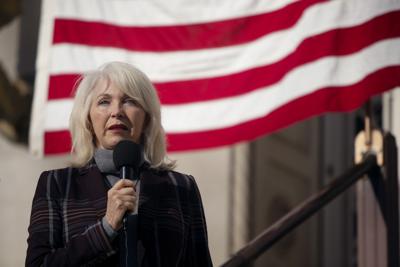 ARCHIVO - La secretaria del condado de Mesa, Colorado, Tina Peters, habla durante una manifestación de verdad y justicia el 1 de diciembre de 2021, afuera del antiguo Palacio de Justicia del Condado de Mesa en Grand Junction, Colorado. Un gran jurado en Colorado acusó a Peters, una secretaria electoral del condado que ha sembrado dudas sobre las elecciones presidenciales de 2020, alegando que era parte de un "esquema engañoso" para violar la tecnología del sistema de votación que se utiliza en todo el país. (McKenzie Lange / The Grand Junction Daily Sentinel vía AP)