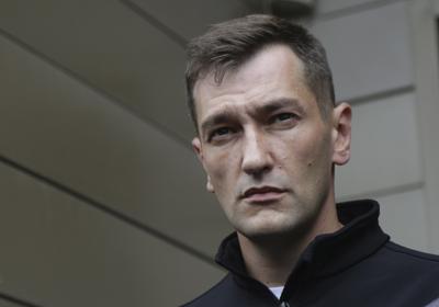 ARCHIVO - En esta foto del 21 de agosto de 2020, Oleg Navalny, hermano del dirigente opositor Alex Navalny, habla con la prensa en el Hospital de Omsk, Rusia, donde hospitalizaron a su hermano. Una corte rusa condenó a Oleg Navalny a un año de prisión en suspenso por convocar a protestas callejeras en violación de las restricciones por el coronavirus, el viernes 5 de agosto de 2021. (AP Foto/Evgeniy Sofiychuk, File)