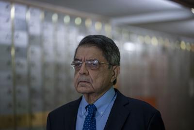 El escritor nicaragüense Sergio Ramírez participa en una reunión en la sede del Instituto Cervantes, en Madrid, España, el 13 de septiembre de 2021. (AP Foto/Manu Fernandez)