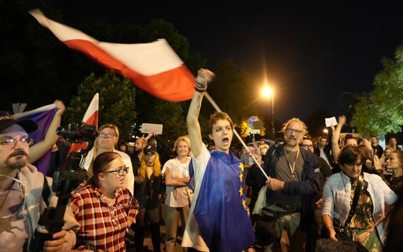 People protest outside the Polish parliament after lawmakers passed a bill seen as harmful to media freedom in Warsaw, Poland, Aug. 11, 2021. Poland's parliament voted Wednesday in favor of a bill that would force Discovery Inc., the U.S. owner of Poland's largest private television network, to sell its Polish holdings and is widely viewed as an attack on media independence in Poland. (AP Photo/Czarek Sokolowski)