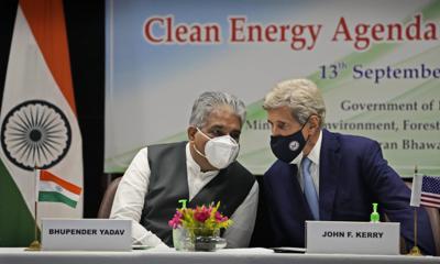 ARCHIVO - En esta fotografía de archivo del 13 de septiembre de 2021, el ministro del ambiente de la India, Bhupender Yadav, a la izquierda, conversa con el enviado presidencial especial de Estados Unidos, John Kerry, durante la inauguración del Diálogo de Accion Climática y Movilizacion Financiera, parte de la Asociación de la Agenda 2030 entre la India y Estados Unidos, en Nueva Delhi. (AP Foto/Manish Swarup, archivo)