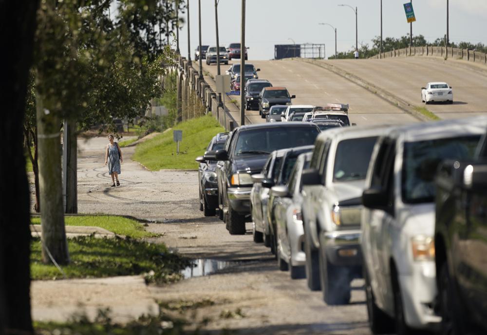 Automovilistas esperan en una fila en una gasolinera que no tiene combustible, el martes 31 de agosto de 2021, en Nueva Orleans. (AP Foto/Eric Gay)