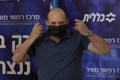 El primer ministro israelí al recibir su tercera vacuna contra el coronavirus, en Kfar Saba, Israel, el 20 de agosto del 2021. (Foto AP/Maya Alleruzzo)