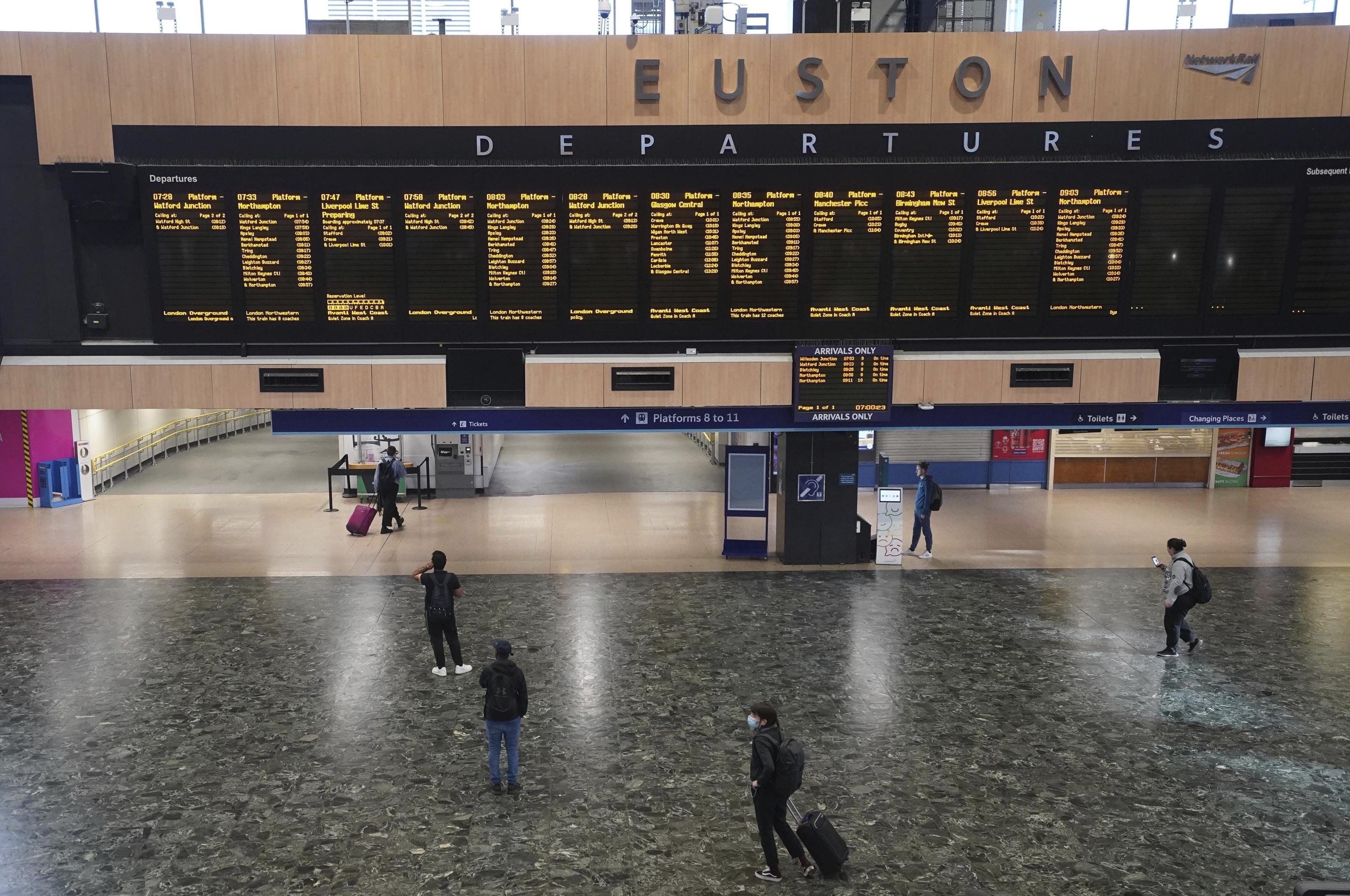 UK rail strike locks up commuters, turns workers against government