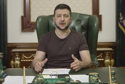 En esta imagen obtenida de un video de la oficina de prensa de la presidencia de Ucrania, el presidente de Ucrania, Volodymyr Zelenskyy, habla desde Kiev, Ucrania, el domingo 20 de marzo de 2022. (Oficina de prensa de la presidencia de Ucrania via AP)