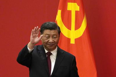 En esta imagen de archivo, el presidente de China, Xi Jinping, saluda en un acto para presentar a los nuevos miembros del Comité Permanente del Politburó, en el Gran Salón del Pueblo, en Beijing, el 23 de octubre de 2022. (AP Foto/Andy Wong, archivo)