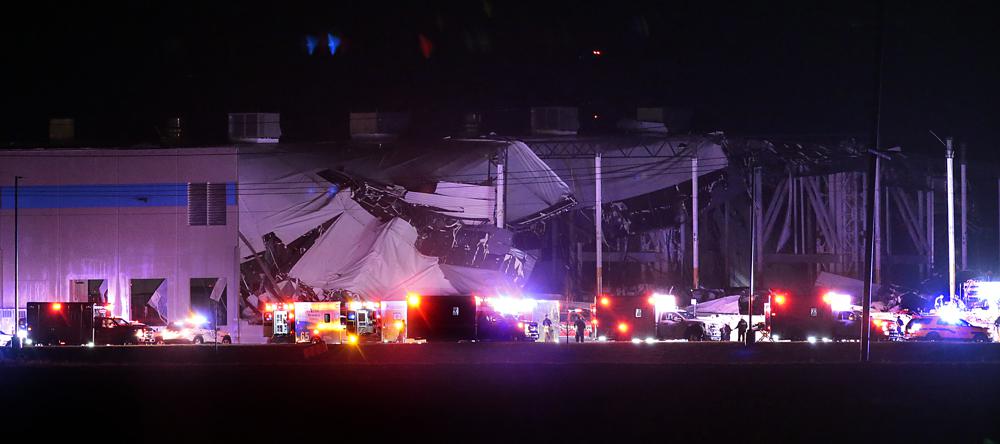 Un centro de distribución de Amazon parcialmente colapsado después de ser golpeado aparentemente por un tornado la noche del viernes 10 de diciembre de 2021 en Edwardsville, Illinois (Robert Cohen/St. Louis Post-Dispatch vía AP)
