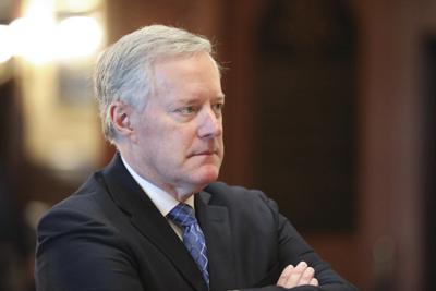 ARCHIVO - El exjefe de despacho de la Casa Blanca Mark Meadows escucha durante un anuncio de a creación de un nuevo Freedom Caucus en Carolina del Sur  el 20 de abril del 2022 en Columbia. (AP Foto/Jeffrey Collins)