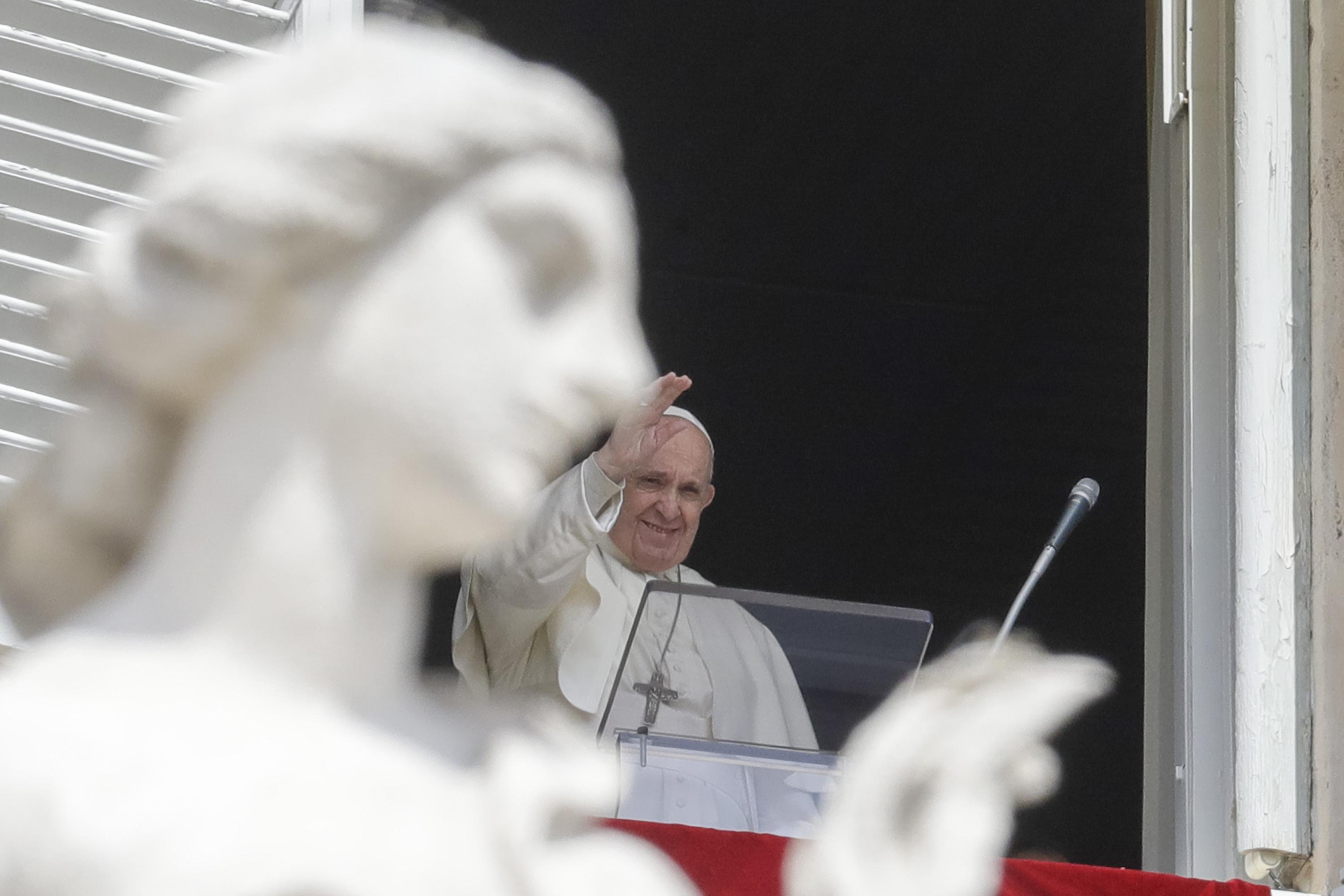 Pope Francis returns to personal Sunday blessing