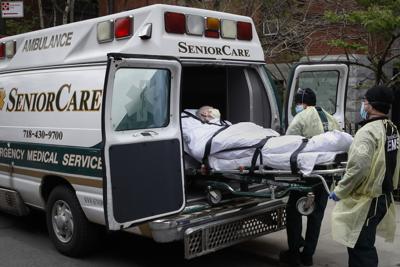 Un enfermo es llevado en ambulancia en Brooklyn en la ciudad de Nueva York el 17 de abril del 2020. (Foto AP/John Minchillo, File)