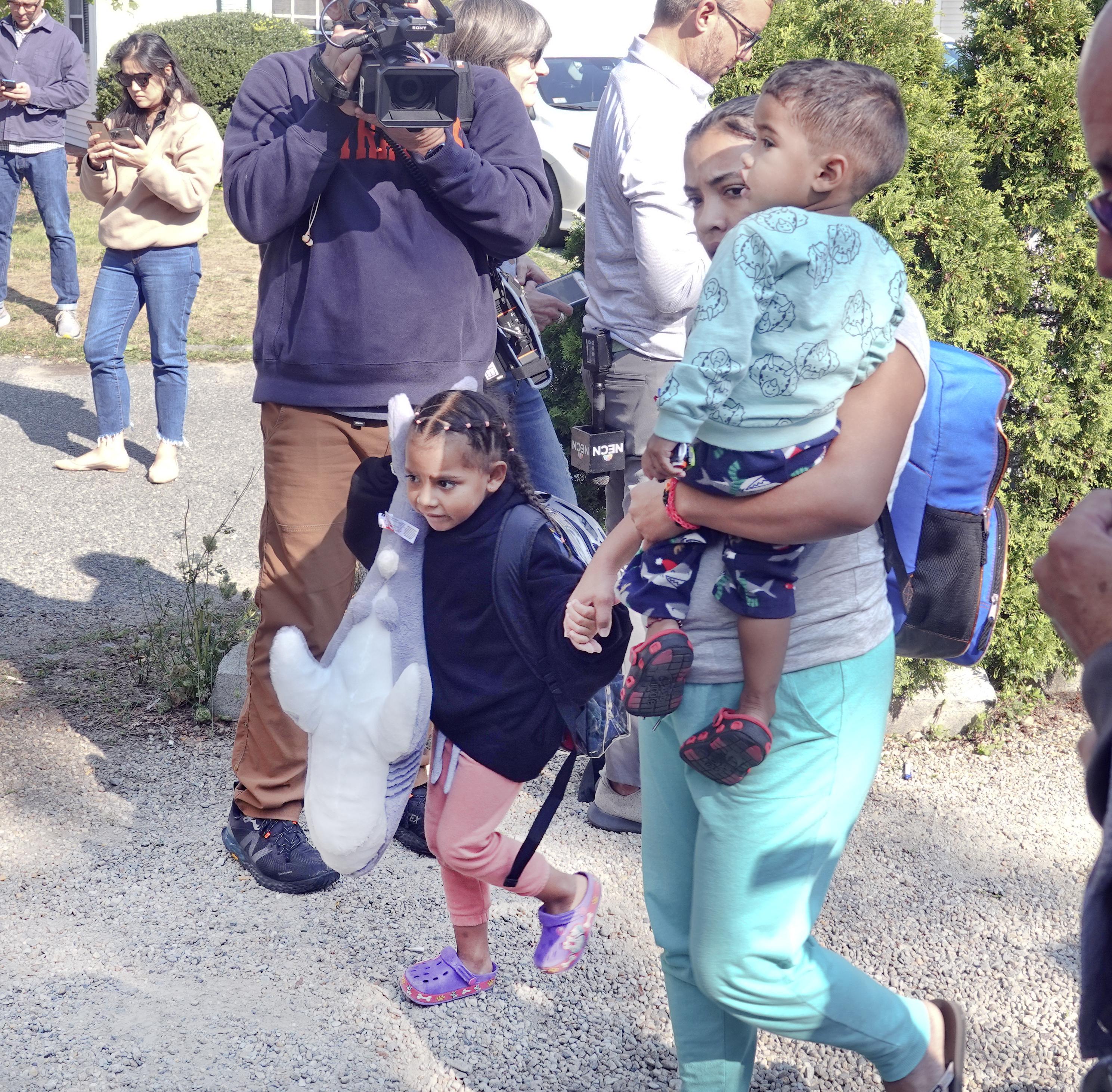 Last Of Migrants Flown To Marthas Vineyard To Leave Shelter Ap News 