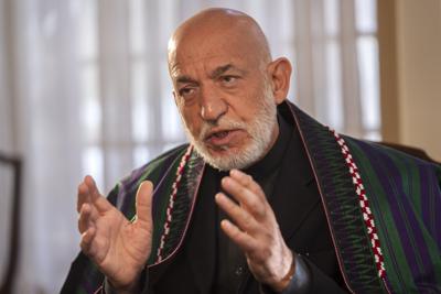 El expresidente de Afganistán Hamid Karzai habla durante una entrevista con The Associated Pess en Kabul, Afganistán, el viernes 10 de diciembre de 2021. (AP Foto/Petros Giannakouris)