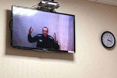 El líder opositor ruso Alexei Navalny gesticula mientras habla por videoconferencia durante una vista judicial en Petushki, a unos 120 kms (75 millas) al este de Moscú, Rusia, el 31 de mayo de 2021. (TV Rain vía AP)
