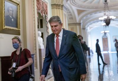 El senador demócrata Joe Manchin camina en el Congreso el 17 de diciembre de 2021, en Washington. (AP Foto/J. Scott Applewhite)