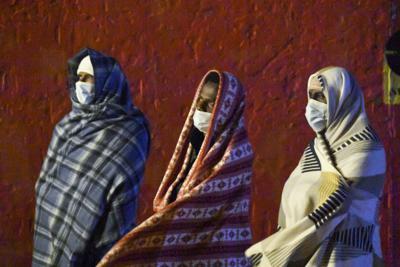 En esta imagen de archivo, tomada el 11 de mayo de 2021, migrantes, con mascarillas para ayudar a frenar el coronavirus, en el remolcador Asso Trenta que las lleva a puerto tras ser rescatadas en el mar, en Lampedusa, Italia. (AP Foto/Salvatore Cavalli, archivo)