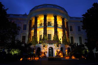 La Casa Blanca en Washington, iluminada en ocasión de Halloween, el 25 de octubre del 2020.  (Foto AP /Manuel Balce Ceneta)