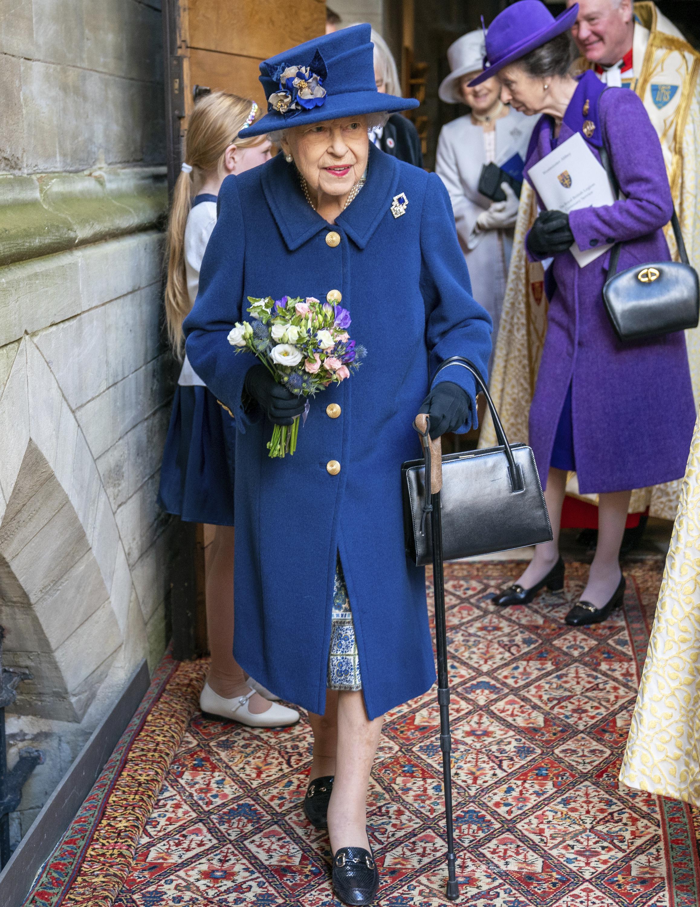 Queen Elizabeth II uses cane to walk into Westminster Abbey | AP News