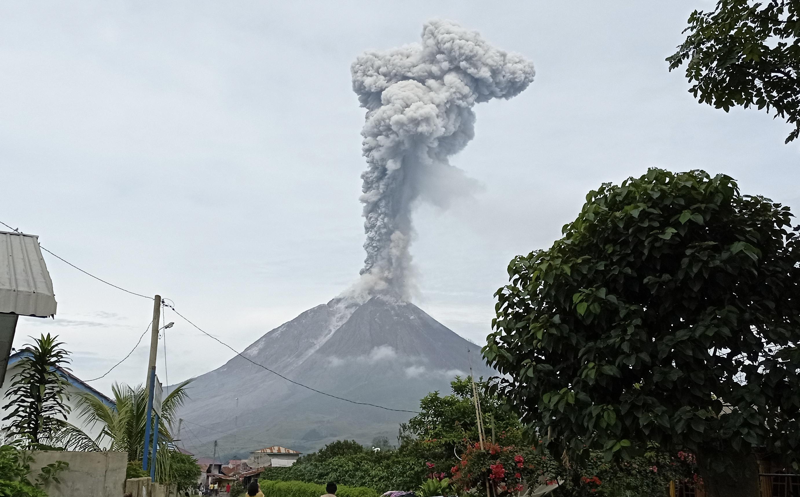 Indonesia's Sinabung spews column of volcanic ash into sky - Vimarsana News