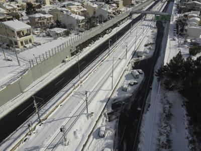 En la imagen, autos abandonados en una carretera luego de una nevada, en Atenas, el 25 de enero de 2022. (AP Foto/Michael Varaklas)