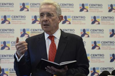 El expresidente Álvaro Uribe habla durante una conferencia de prensa en la sede del partido Centro Democrático luego de reunirse con el presidente electo Gustavo Petro en Bogotá, Colombia, el miércoles 29 de junio de 2022. (Foto AP/Lina Gasca)