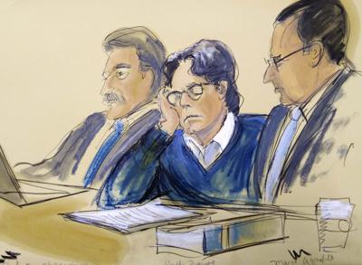 ARCHIVO - En esta fotografía del 18 de junio de 2019, un dibujo muestra a Keith Raniere (centro) durante los alegatos finales en un tribunal federal de Brooklyn. (Elizabeth Williams vía AP, Archivo)