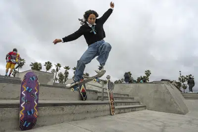 prioriteit Maak leven koper Indigenous artists help skateboarding earn stamp of approval | AP News