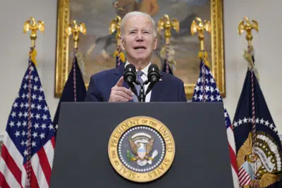 El presidente Joe Biden habla sobre el sistema bancario en el Salón Roosevelt de la Casa Blanca, el lunes 13 de marzo de 2023, en Washington. (Foto AP/Andrew Harnik)