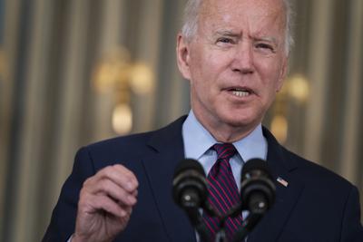 El presidente Joe Biden pronuncia comentarios sobre el techo de la deuda durante un evento en el Comedor Estatal de la Casa Blanca, el lunes 4 de octubre de 2021 en Washington. (Foto AP/Evan Vucci)