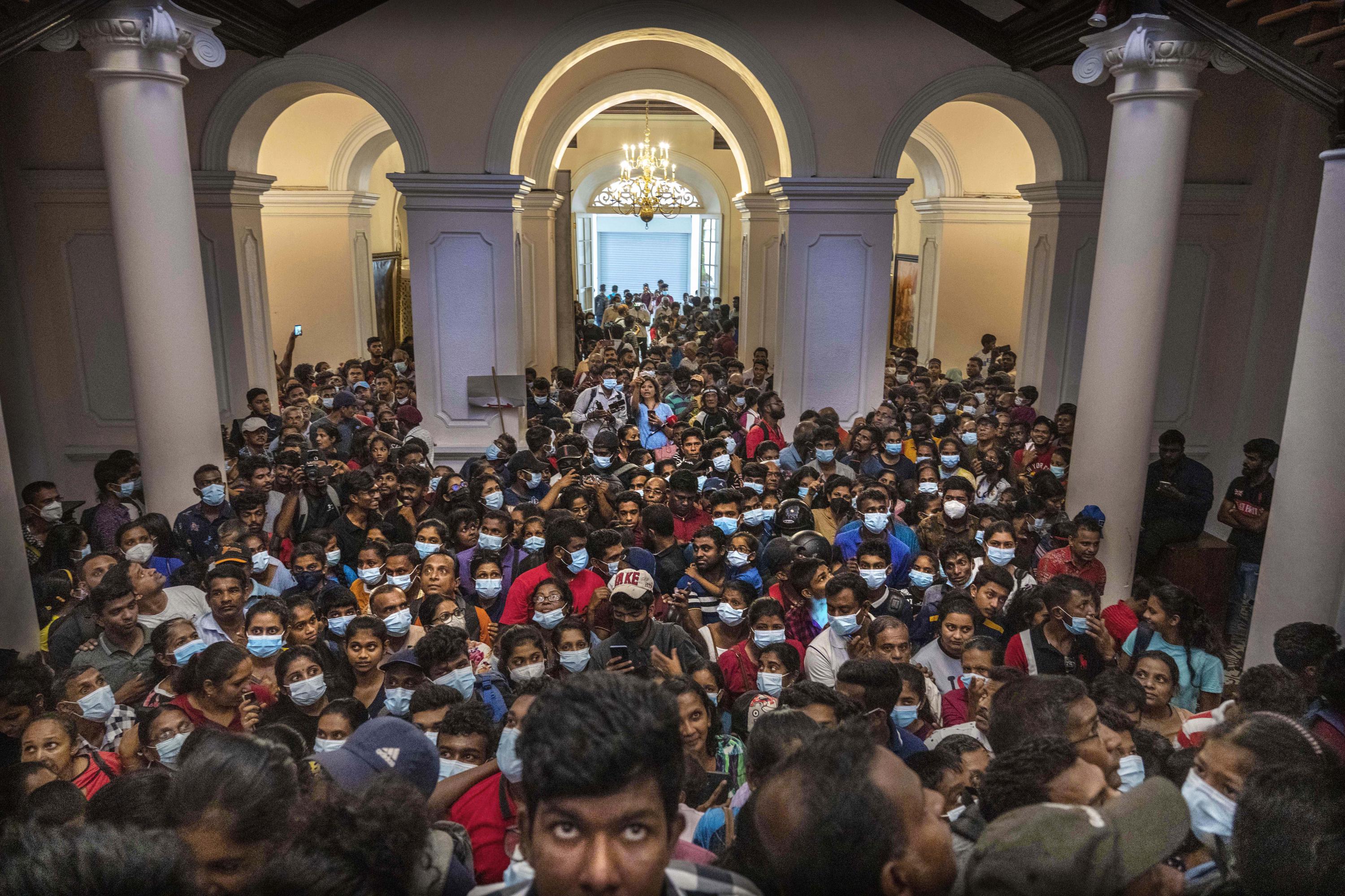 Taking selfies, Sri Lankans converge on presidential palace