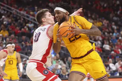 El alero de Arizona State Warren Washington (22) conduce a la canasta contra el alero de Arizona Azuolas Tubelis (10) durante la segunda mitad de un partido de baloncesto universitario de la NCAA en las semifinales del Torneo Pac-12, el viernes 10 de marzo de 2023, en Las Vegas. (AP Photo/Chase Stevens)